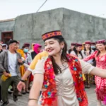 Pemerintah Tajikistan Lebih Utamakan Rakyatnya Menggunakan Busana Tradisional Tajik