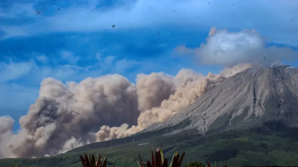 Warga Halmahera Waswas! Gunung Ibu Kembali Meletus