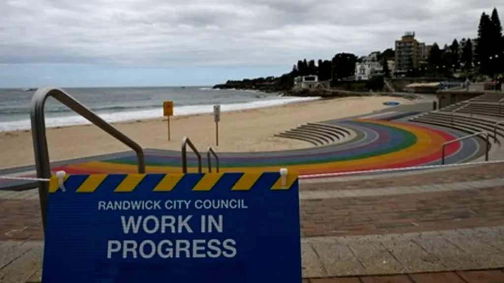 Kemunculan Bola Hitam Misterius di Pantai Coogee Australia